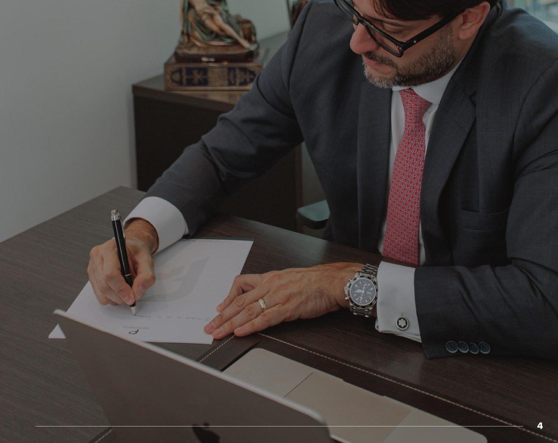Advogado preparando documentos